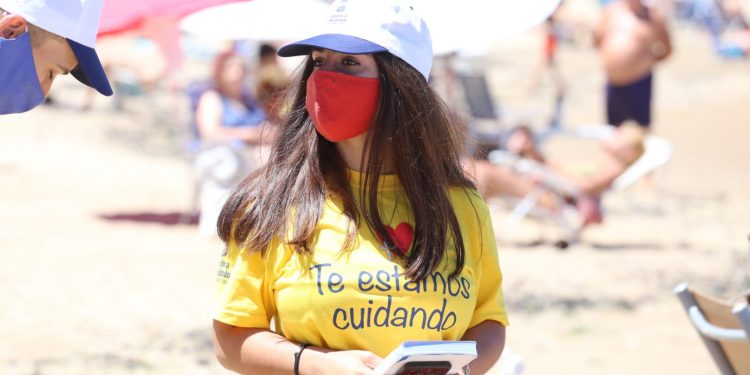 Brigadas de jóvenes bajaron este sábado a las playas para concientizar a los turistas