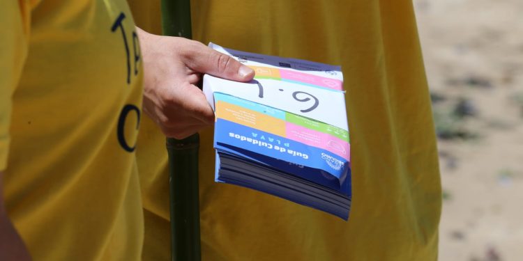 Brigadas de jóvenes bajaron este sábado a las playas para concientizar a los turistas