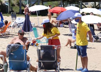 Brigadas de jóvenes bajaron este sábado a las playas para concientizar a los turistas