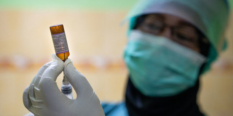 La Tierra crea agua en la superficie lunar