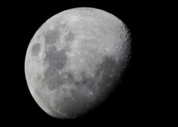 La Tierra crea agua en la superficie lunar