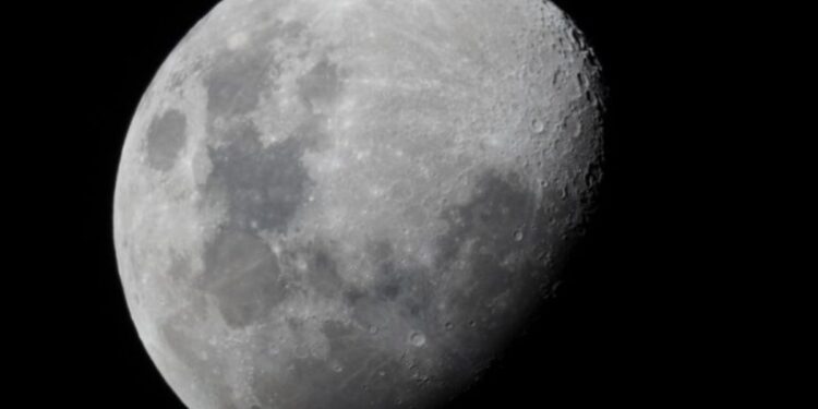 La Tierra crea agua en la superficie lunar