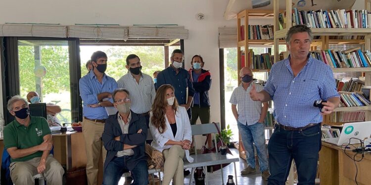 Sub secretario de Medio Ambiente se reunió con comisión asesora de Laguna Garzón