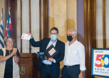 Frente Amplio celebra sus 50 años y presenta sello conmemorativo