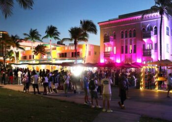 Fiestas y peleas llevaron a toque de queda en Miami Beach