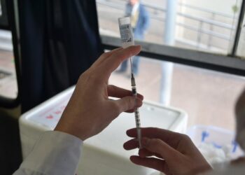 Uruguay aún no llega a la mitad de su población inmunizada y se suma lenta agenda para vacunación de menores