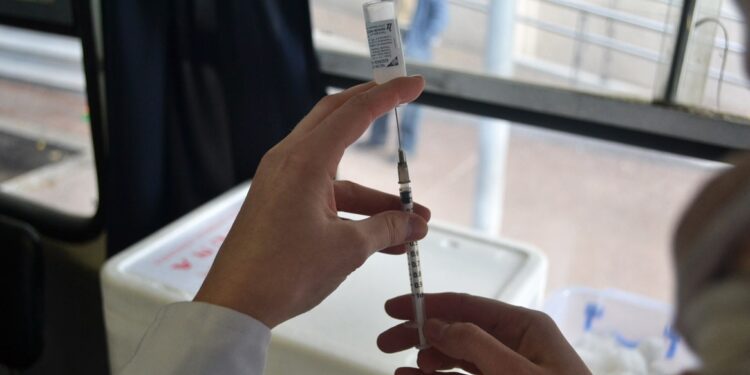 Uruguay aún no llega a la mitad de su población inmunizada y se suma lenta agenda para vacunación de menores