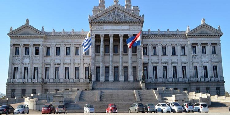 Parlamento sancionó en la madrugada impuesto COVID a sueldos públicos considerados altos