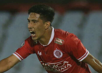 Rentistas, al borde de la hazaña, empató ante Racing en su debut copero