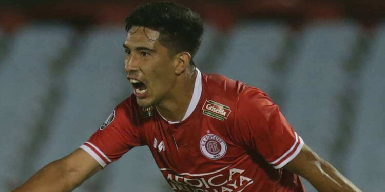 Rentistas, al borde de la hazaña, empató ante Racing en su debut copero