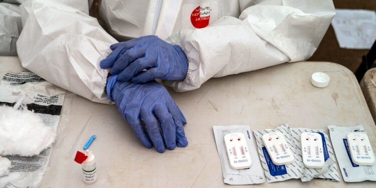 Contagios de COVID-19, a punto de alcanzar el máximo de la pandemia