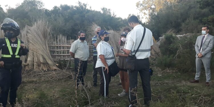 IDM, policía y autoridades del Municipio notificaron a familias que ocupan terrenos en Playa Verde
