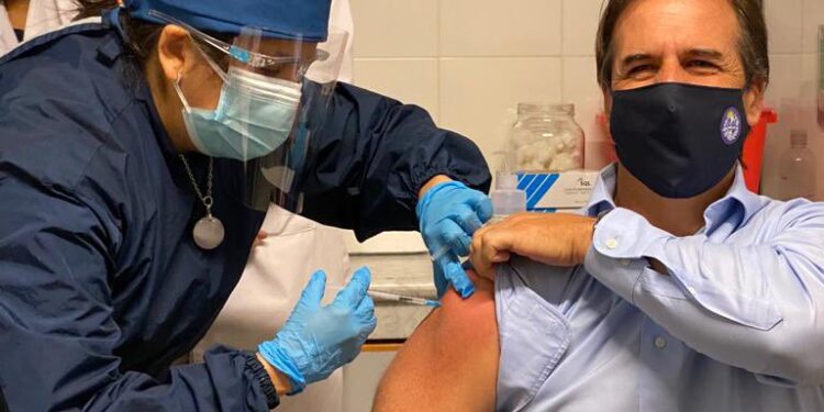 Lacalle recibió segunda dosis de vacuna contra COVID