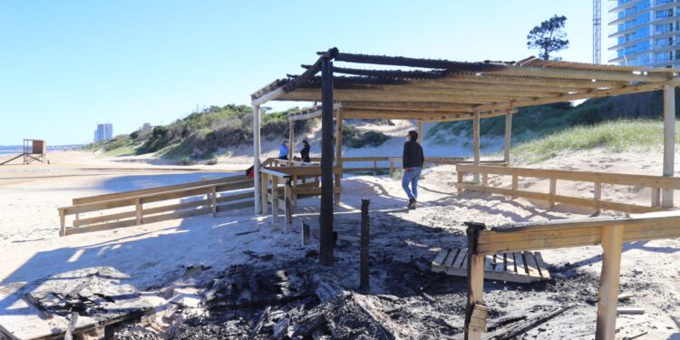 Vandalizaron estructura en playa accesible ubicada en parada 8 de la mansa