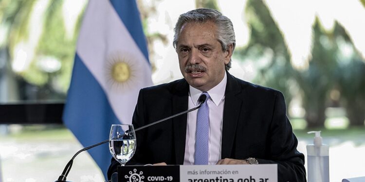 Alberto Fernández con COVID, tiene fiebre y dolor de cabeza