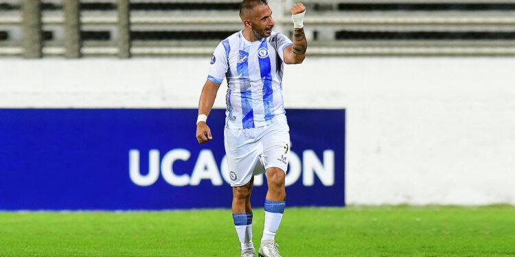 Cerro Largo amargó otra vez a Peñarol con un gol de Borges en la hora