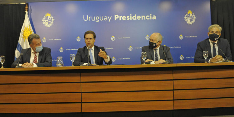 Clases presenciales retornan el 3 de mayo; resto de medidas se mantiene hasta mitad de mes