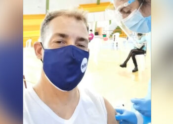 Maxi de la Cruz se vacunó en el Campus de Maldonado