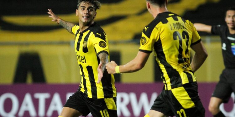 Peñarol hizo 5 goles en un torneo de Conmebol después de 21 años