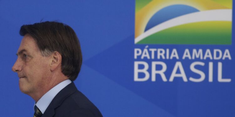 Bolsonaro amenaza con sacar ejército a la calle para terminar con toque de queda