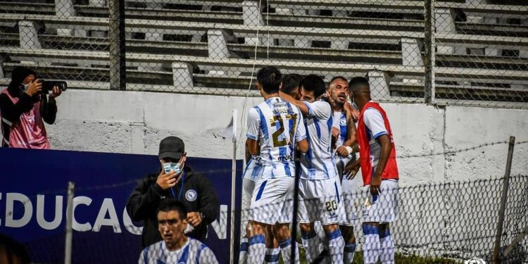 Cerro Largo debutó triunfando ante Cerrito y Peñarol no pudo con Fénix
