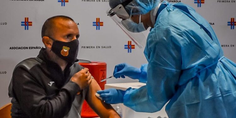 El plantel de Deportivo Maldonado recibió la primera dosis de Sinovac