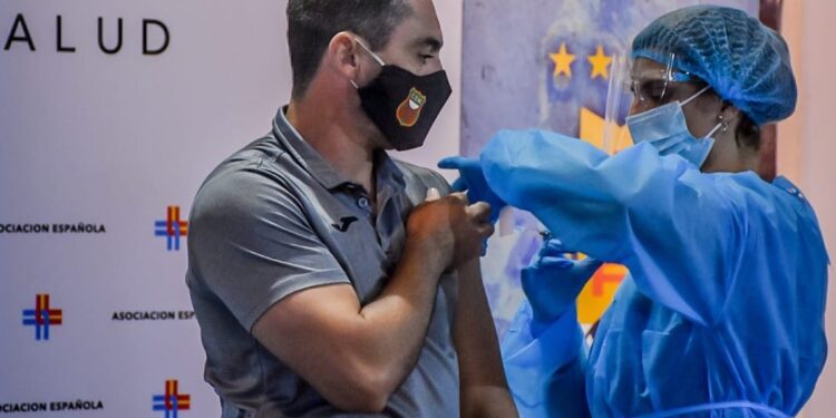 El plantel de Deportivo Maldonado recibió la primera dosis de Sinovac