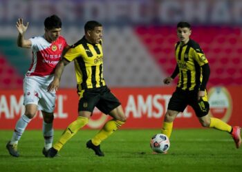 Peñarol se descuidó en el final y vuelve de Asunción sin su clasificación