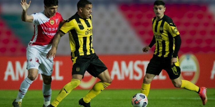 Peñarol se descuidó en el final y vuelve de Asunción sin su clasificación