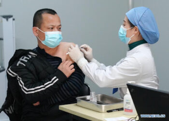 Campaña china de vacunación «aceleraría» recuperación asiática de COVID