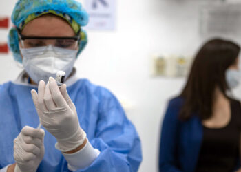 ONU advierte que CTI del continente americano se llenan de personas jóvenes con COVID