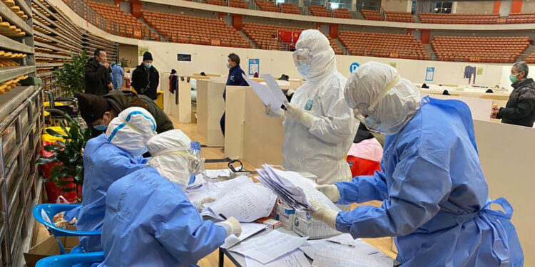 La OMS pide diferenciar la política de la ciencia en las investigaciones sobre el origen del COVID