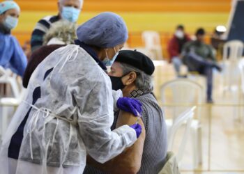 Intendente Antía recibió segunda dosis de vacuna y arengó para que la población se inocule