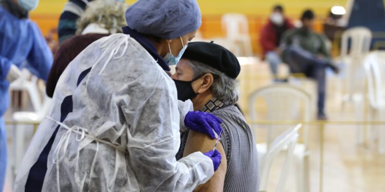 Intendente Antía recibió segunda dosis de vacuna y arengó para que la población se inocule