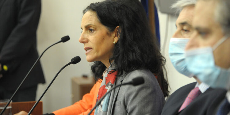 Uruguay emite bonos en dólares y pesos por más de 1.740 millones de dólares