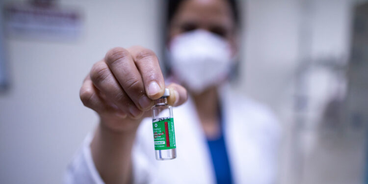 Vacunas COVID denota “una desigualdad espantosa que perpetúa la pandemia”, alerta el jefe de la OMS