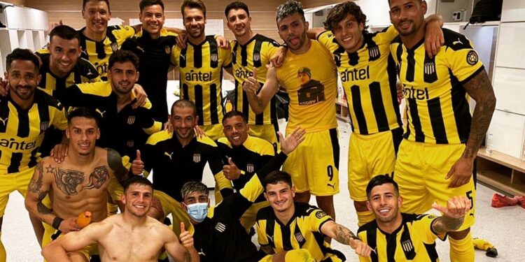 En duelo clave ante Corinthians, Peñarol logró un triunfazo en San Pablo