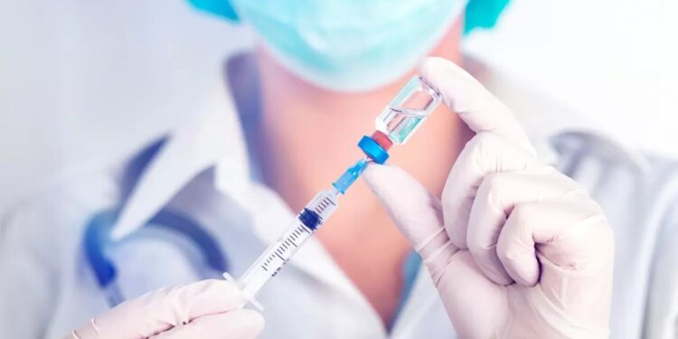 Llegaron dosis de Sinovac y Pfizer y se aceleró agenda este fin de semana; vacunados superan los 2 millones