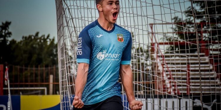El «Depor» se hizo fuerte en el Complejo Rentistas y Cerro Largo sufrió a Arezzo