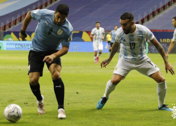Uruguay decepcionó en su debut contra Argentina
