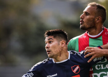 El Atenas de Forlán debutó con empate y un gol no cobrado