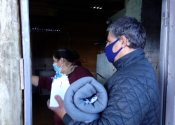 Carballal entregó regalos a los abuelos del Kennedy y dijo que es una forma de dar un mimo al alma