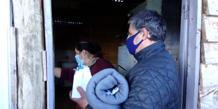 Carballal entregó regalos a los abuelos del Kennedy y dijo que es una forma de dar un mimo al alma