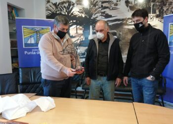 Carballal recibió réplica en miniatura de la obra que homenajea a la ballena franca austral