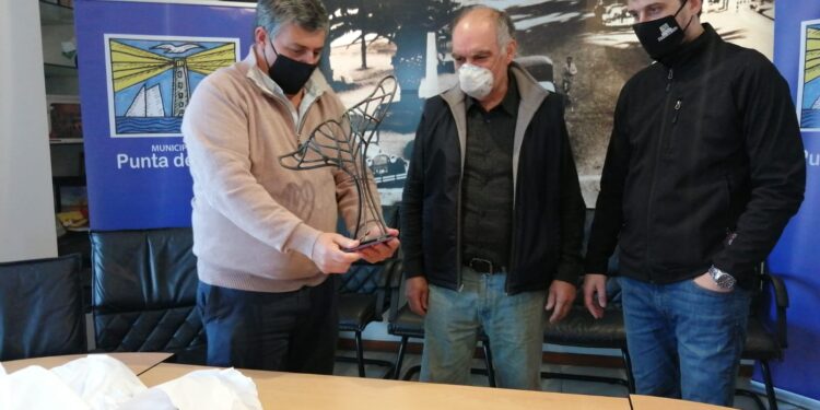 Carballal recibió réplica en miniatura de la obra que homenajea a la ballena franca austral