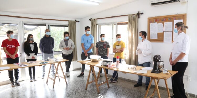 Municipio de Punta del Este impulsa capacitación de jóvenes con adicciones, transformándola en ayuda solidaria para merenderos