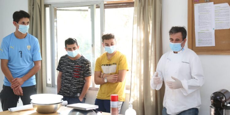 Municipio de Punta del Este impulsa capacitación de jóvenes con adicciones, transformándola en ayuda solidaria para merenderos