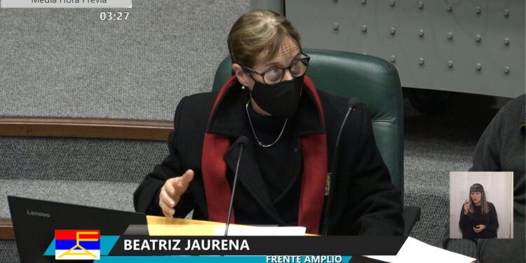 Frente Amplio recordó los 48 años de la huelga general y comparó esa resistencia contra el autoritarismo y la barbarie que significó la dictadura con la recolección de firmas