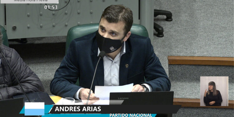 Frente Amplio recordó los 48 años de la huelga general y comparó esa resistencia contra el autoritarismo y la barbarie que significó la dictadura con la recolección de firmas