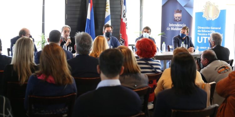 Carballal destaca importancia de lanzamiento de temporada de ballenas para Punta del Este